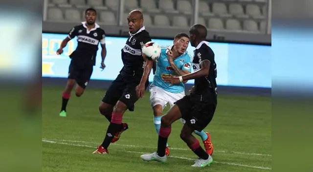 Santiago Silva no puede con la marca de dos rivales de Montevideo Wanderers. Santiago Silva no puede con la marca de dos rivales de Montevideo Wanderers.