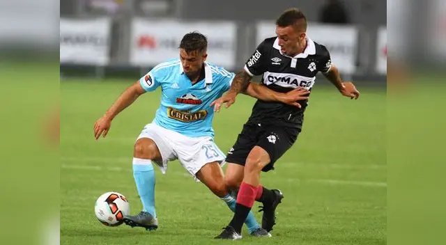 Gabriel Costa supera la marca de un rival. Gabriel Costa supera la marca de un rival.