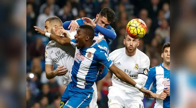 Real Madrid vs. Espanyol; Benzema lucha un balón aéreo 
