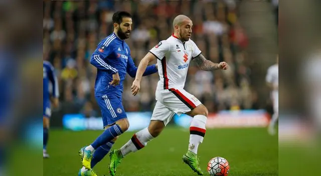 Chelsea vs. MK Dons: Fábregas intenta robar el balón Chelsea vs. MK Dons: Fábregas intenta robar el balón
