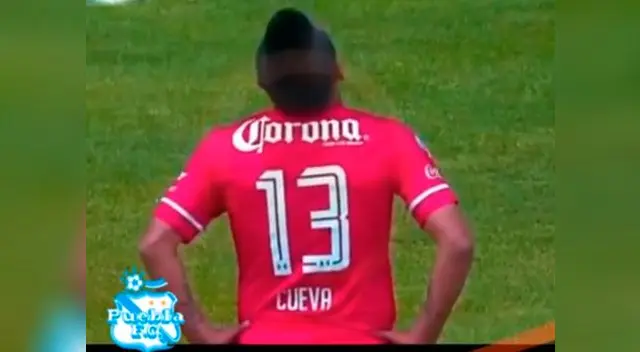 Christian Cueva se lamenta tras fallar ante el arquero Villaseñor.