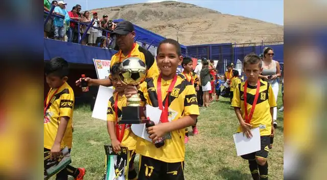 Adriano Farfán con el trofeo de subcampeón. Adriano Farfán con el trofeo de subcampeón.