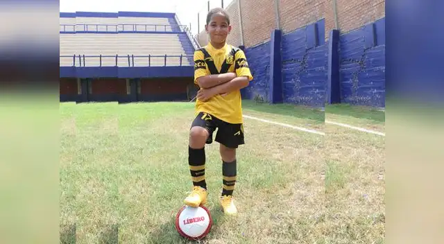 Adriano Farfán posa con la pelota LÍBERO. Adriano Farfán posa con la pelota LÍBERO.