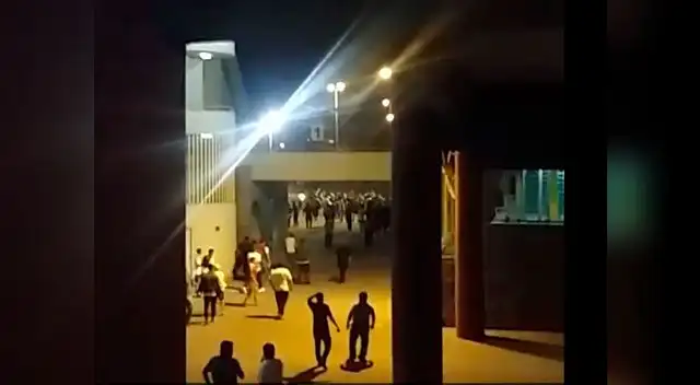 Intento de enfrentamiento de hinchas de Colo Colo contra fanáticos de Universitario Intento de enfrentamiento de hinchas de Colo Colo contra fanáticos de Universitario