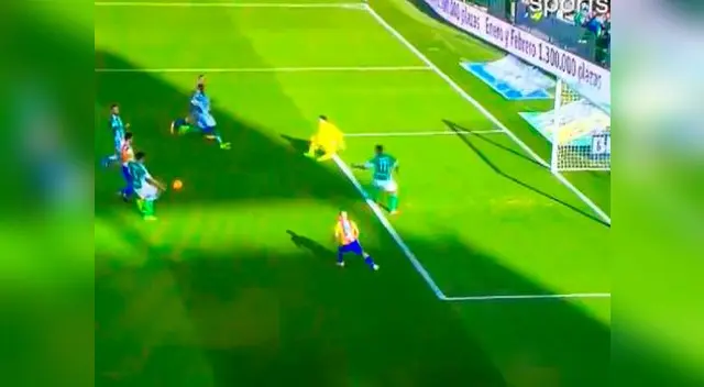 Juan Vargas sacó balón en la línea y salvó al Real Betis ante Valencia por la Liga BBVA. Juan Vargas sacó balón en la línea y salvó al Real Betis ante Valencia por la Liga BBVA.