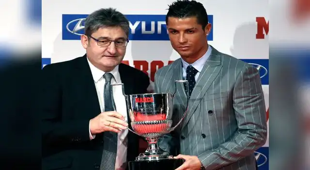Oscar Campillo le entrega el trofeo al goleador Merengue Oscar Campillo le entrega el trofeo al goleador Merengue
