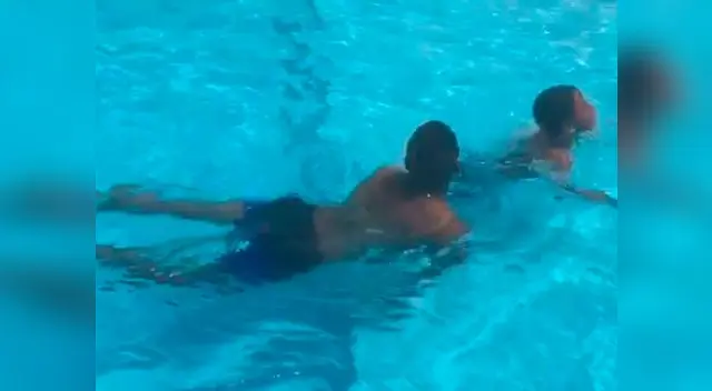 Jefferson Farfán jugando con su hijo Adriano