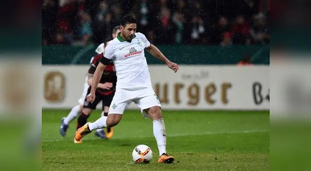 Bayer Leverkusen vs.Werder Bremen: Pizarro en el momento de su gol Bayer Leverkusen vs.Werder Bremen: Pizarro en el momento de su gol