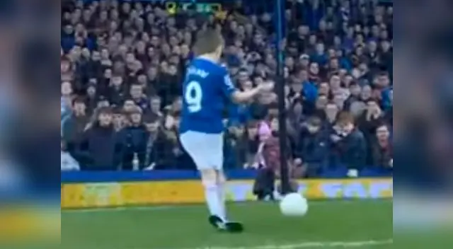 Everton premio a George Shaw, un niño con parálisis cerebral con el mejor gol del mes Everton premio a George Shaw, un niño con parálisis cerebral con el mejor gol del mes
