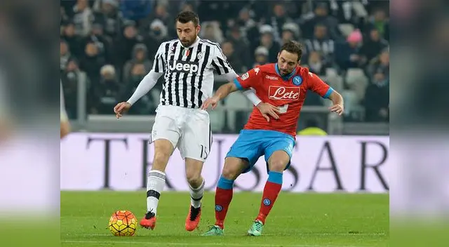 Juventus vs. Napoli: Barzagli lucha el balón con Higuaín Juventus vs. Napoli: Barzagli lucha el balón con Higuaín