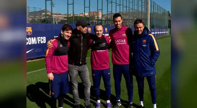 El cantante y los jugadores pasaron un buen rato luego del entrenamiento El cantante y los jugadores pasaron un buen rato luego del entrenamiento