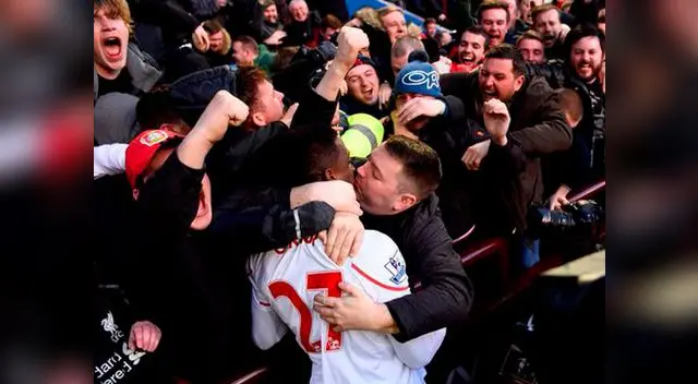 Youtube: jugador de Liverpool celebró con aficionado que lo besó en la boca Youtube: jugador de Liverpool celebró con aficionado que lo besó en la boca