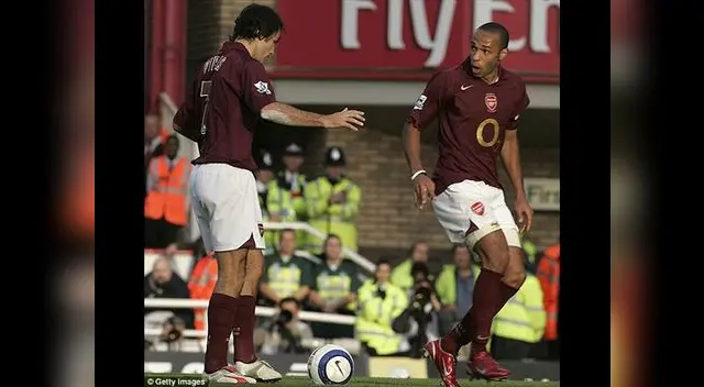 Robert Pires y Thierry Henry intentaron alguna vez el penal de 'Cruyff' Robert Pires y Thierry Henry intentaron alguna vez el penal de 'Cruyff'