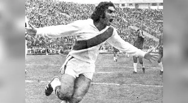 Oblitas celebrando uno de sus tantos goles con la selección nacional Oblitas celebrando uno de sus tantos goles con la selección nacional