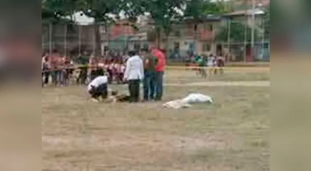 El cuerpo de César Flores en el terreno de juego donde fue asesinado El cuerpo de César Flores en el terreno de juego donde fue asesinado