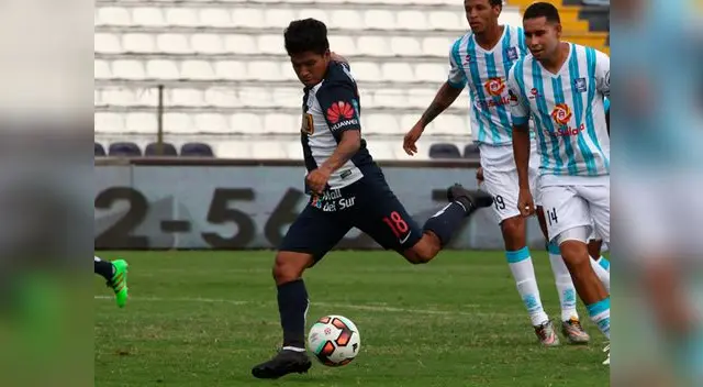 Willyan Mimbela alista el disparo ante la mirada de Rabanal y Valencia en el Alianza Lima vs. Alianza Atlético. Willyan Mimbela alista el disparo ante la mirada de Rabanal y Valencia en el Alianza Lima vs. Alianza Atlético.