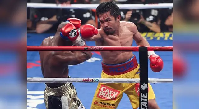 Manny Pacquiao golpea a Floyd Mayweather en La Pelea del Siglo.
