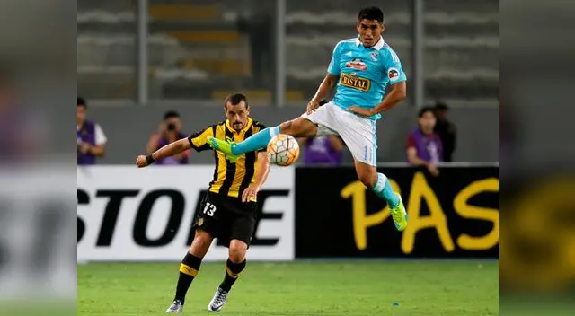 Sporting Cristal vs. Peñarol: Irven Ávila salta ante el despeje de Aguirregaray. Sporting Cristal vs. Peñarol: Irven Ávila salta ante el despeje de Aguirregaray.