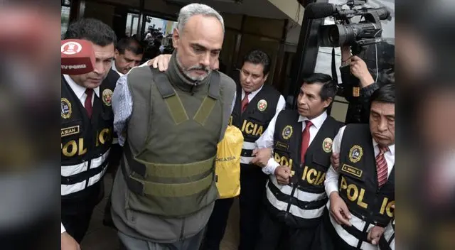Manuel Burga es conducido al penal Ancón II tras ser detenido por la justicia peruana. Manuel Burga es conducido al penal Ancón II tras ser detenido por la justicia peruana.