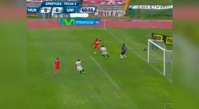 Universitario: la triple ocasión que erró Sport Huancayo en área crema.