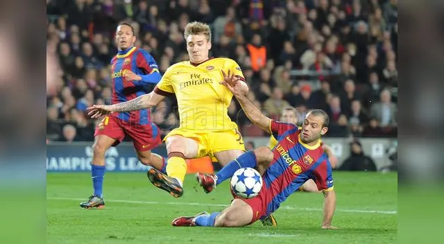 Javier Mascherano se anticipa a Nicklas Bendtner en el Barcelona vs. Arsenal de la Champions 2010-11. Javier Mascherano se anticipa a Nicklas Bendtner en el Barcelona vs. Arsenal de la Champions 2010-11.