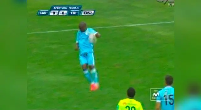 Jhoel Herrera despeja el balón ante el balonazo al área de Gabriel Costa.