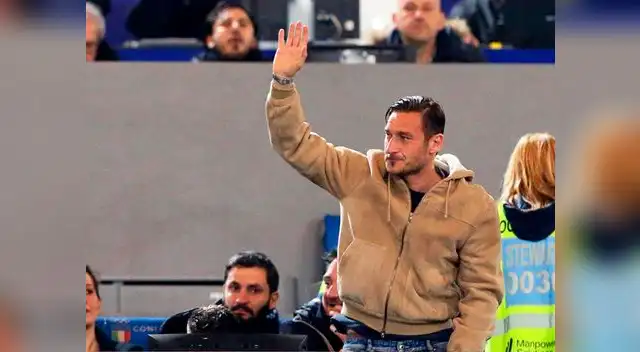 Totti en la grada del Olímpico alentando a sus compañeros Totti en la grada del Olímpico alentando a sus compañeros