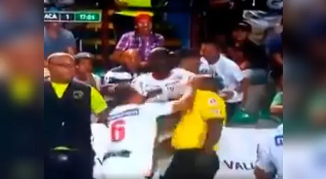 'Puma' Carranza golpeó a árbitro en partido de Fútbol 7