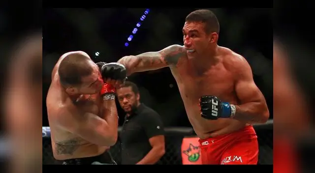 Fabricio Werdum impacta un golpe a Caín Velásquez.