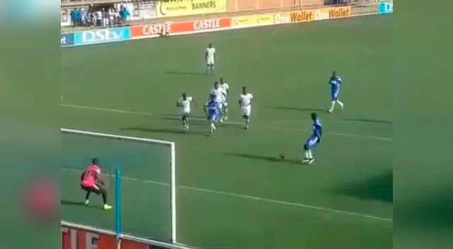 Mutuma y Ndaba fallan en su intento de imitar el famoso penal de Messi y Suárez. Mutuma y Ndaba fallan en su intento de imitar el famoso penal de Messi y Suárez.