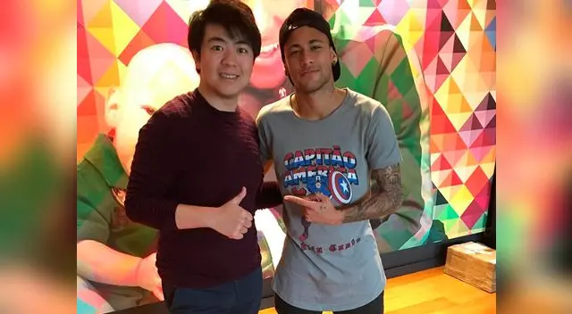 Neymar posa junto a Lang Lang. El crack quedó encantando con el artista chino. Neymar posa junto a Lang Lang. El crack quedó encantando con el artista chino.