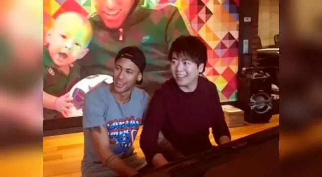 Neymar tocando el piano junto a Lang Lang. El brasileño no solo es crack en los campos de fútbol. Neymar tocando el piano junto a Lang Lang. El brasileño no solo es crack en los campos de fútbol.