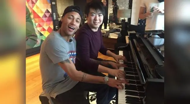 Neymar se animó a tocar una pieza en el piano y no desentonó. Neymar se animó a tocar una pieza en el piano y no desentonó.