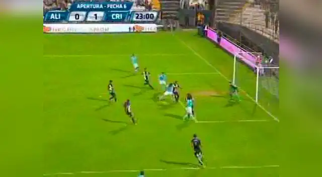 Renzo Revoredo define de taco ante la presencia de Miguel Araujo. Renzo Revoredo define de taco ante la presencia de Miguel Araujo.