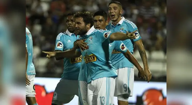 Renzo Revoredo celebra su gol con Céspedes, Ávila y Silva. Renzo Revoredo celebra su gol con Céspedes, Ávila y Silva.