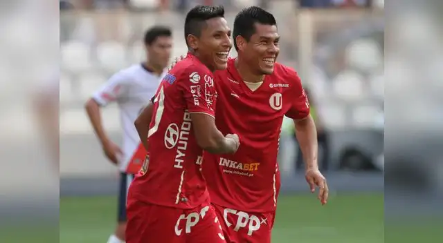 Raúl Ruidíaz celebra su doblete con Hernán Rengifo.