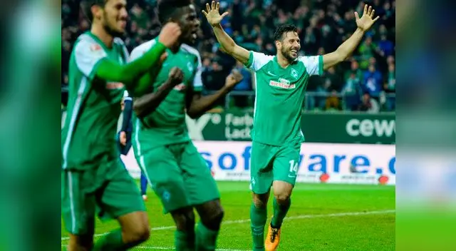Pizarro celebrando uno de sus tantos goles con el Bremen Pizarro celebrando uno de sus tantos goles con el Bremen