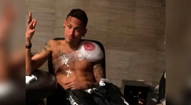 Neymar posando tras su golpe en el hombro ante el Sevilla Neymar posando tras su golpe en el hombro ante el Sevilla