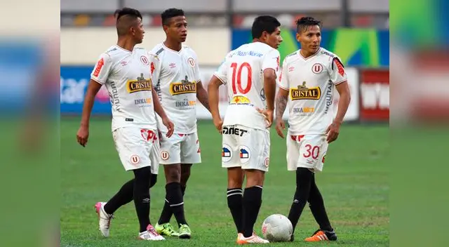 Diego Chávez, Andy Polo, Édison Flores y Raúl Ruidíaz deciden al lanzador de un tiro libre para la "U". Diego Chávez, Andy Polo, Édison Flores y Raúl Ruidíaz deciden al lanzador de un tiro libre para la "U".
