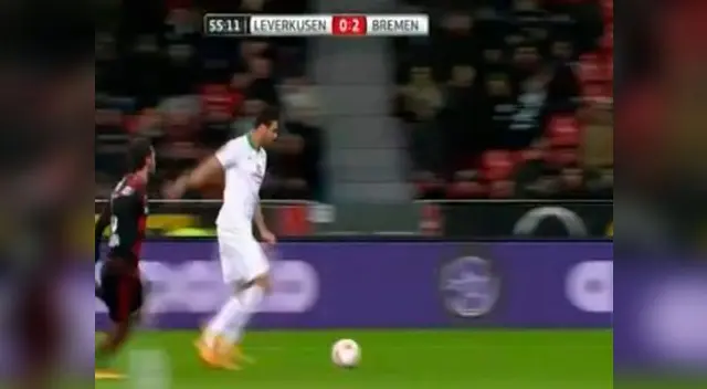 Claudio Pizarro anota el primero de sus goles ante el Bayer Leverkusen.