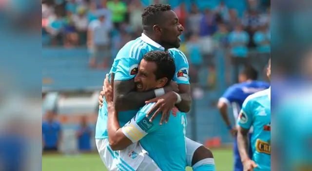 Renzo Sheput y Jair Céspedes celebran gol de Sporting Cristal ante Alianza Atlético.