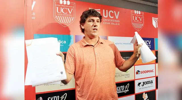 Jean Ferrari muestran los documentos que acreditan la salida de Franco Navarro. Jean Ferrari muestran los documentos que acreditan la salida de Franco Navarro.