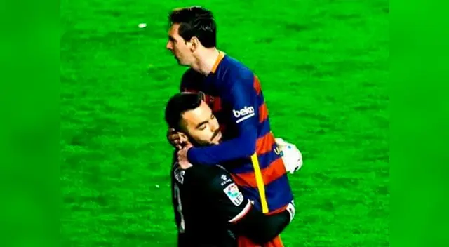 Lionel Messi y el arquero del Rayo se abrazan 'cariñosamente' Lionel Messi y el arquero del Rayo se abrazan 'cariñosamente'