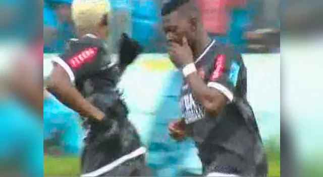 Víctor Guazá celebra su gol con Henry Solis. Víctor Guazá celebra su gol con Henry Solis.