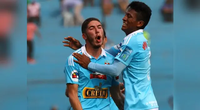 Santiago Silva celebra su gol a Unión Comercio con Pedro Aquino. Santiago Silva celebra su gol a Unión Comercio con Pedro Aquino.