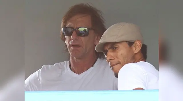Ricardo Gareca observa el Sporting Cristal vs. Unión Comercio con Carlos Lobatón.