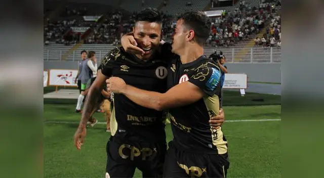 Raúl Ruidíaz celebra su gol con Diego Guastavino.