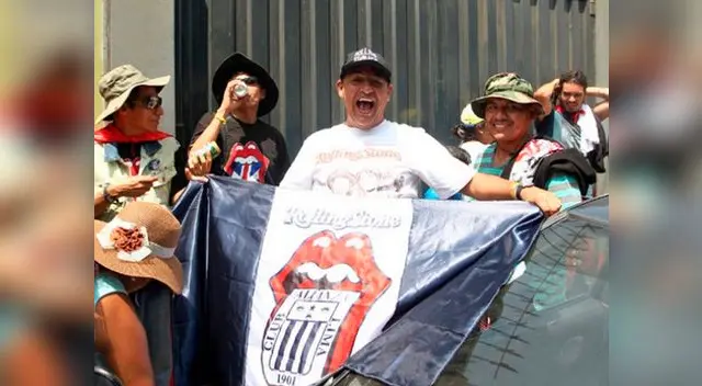 Hincha posa con su bandera de Alianza Lima y Rolling Stones.