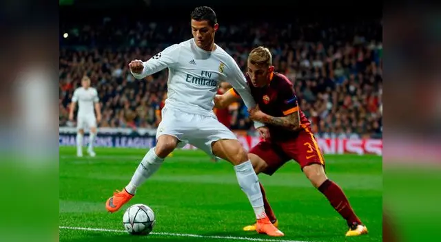 Cristiano Ronaldo intenta superar a Lucas Digne. Cristiano Ronaldo intenta superar a Lucas Digne.