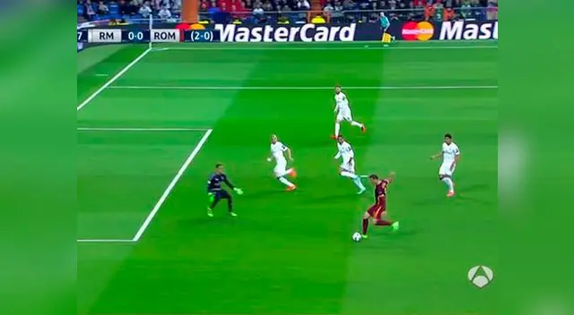 Real Madrid vs. AS Roma: Edin Dzeko falla ante Keylor Navas.